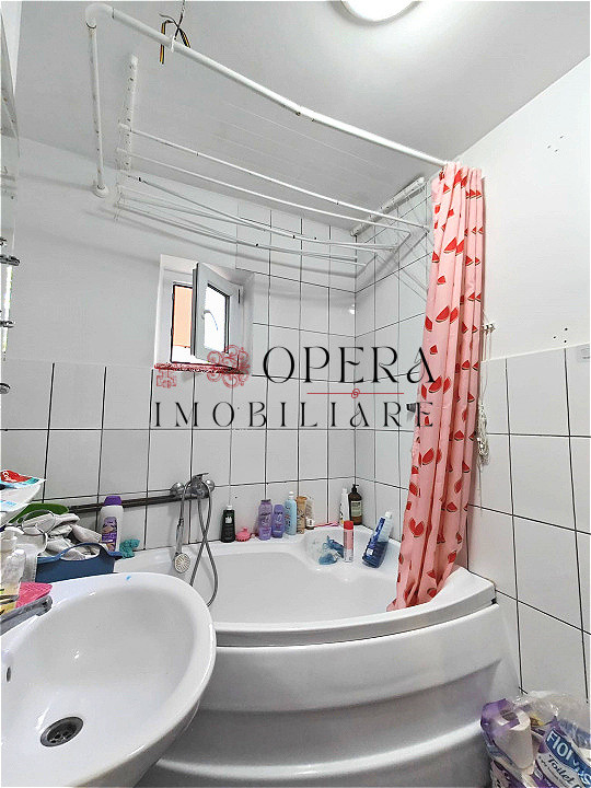 Apartament 4 camere, decomandat, de vanzare, zona Canta