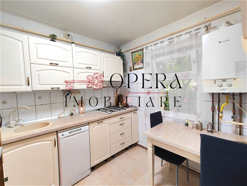 Apartament 4 camere, decomandat, de vanzare, zona Canta