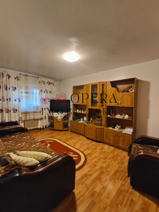 Apartament 4 camere, decomandat, de vanzare, zona Alexandru cel Bun