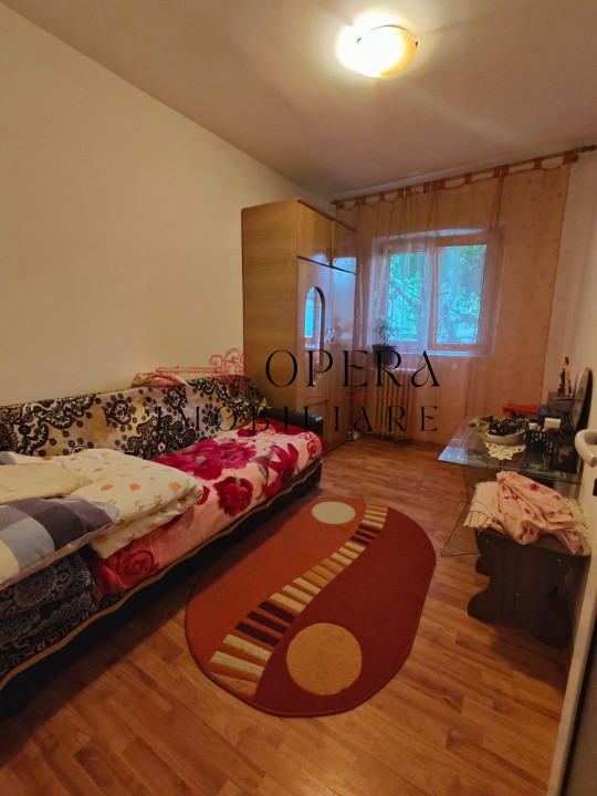 Apartament 4 camere, decomandat, de vanzare, zona Alexandru cel Bun
