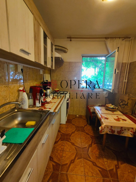 Apartament 4 camere, decomandat, de vanzare, zona Alexandru cel Bun