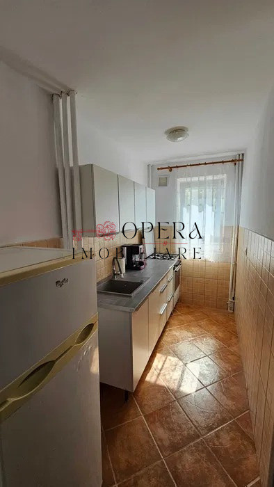 Apartament 2 camere, semidecomandat, de inchiriat, zona Podu Ros